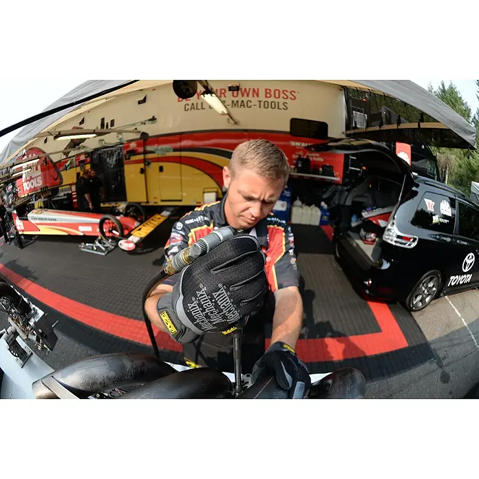 Mechanix Wear Arbeitshandschuhe FastFit - M, Schwarz - Anwendungsbeispiel