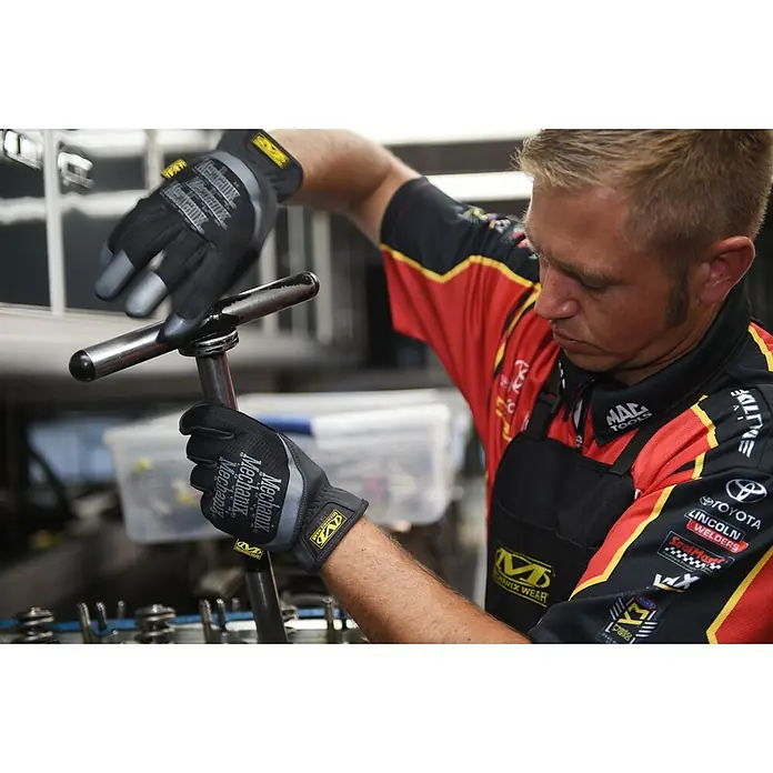 Mechanix Wear Arbeitshandschuhe FastFit - M, Schwarz - Anwendungsbeispiel