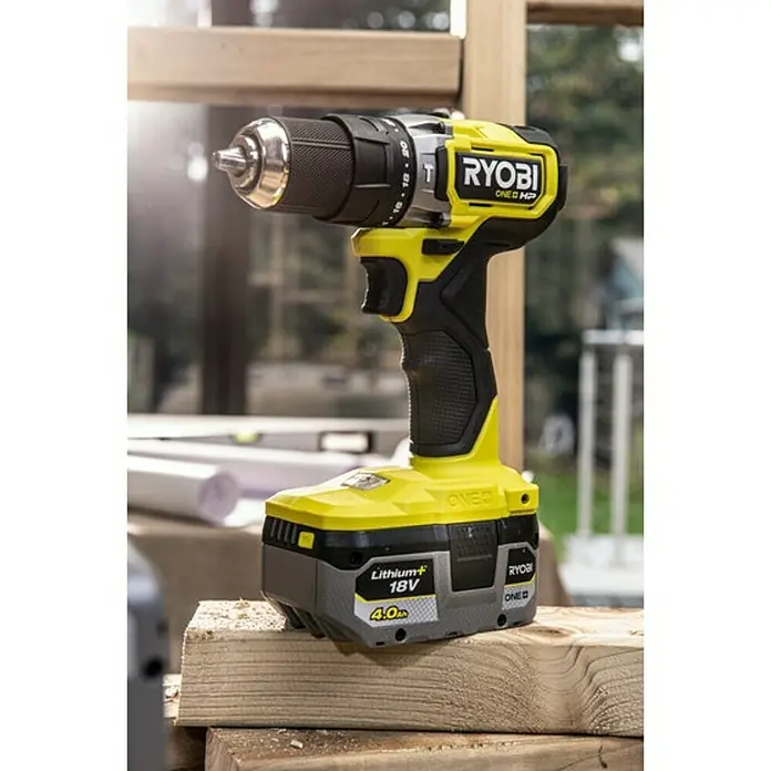 Ryobi ONE+HP Taladro atornillador percutor de batería RPD18C-242S - 18 V, 2 baterías, 2 Ah - 4 Ah, Número de revoluciones de marcha en vacío: 450 r.p.m. - 1.700 r.p.m. - Foto ambiente