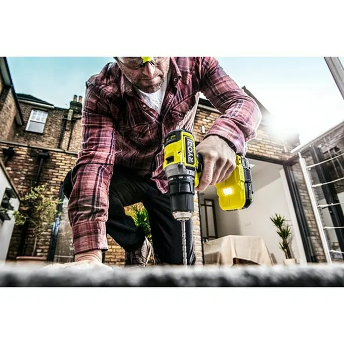 Ryobi ONE+HP Taladro atornillador percutor de batería RPD18C-242S - 18 V, 2 baterías, 2 Ah - 4 Ah, Número de revoluciones de marcha en vacío: 450 r.p.m. - 1.700 r.p.m. - Producto en uso