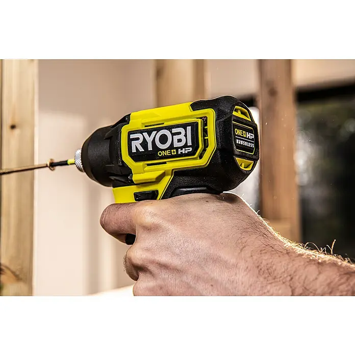 Ryobi ONE+HP Taladro atornillador percutor de batería RID18C-0 - 18 V, Sin batería, Número de revoluciones de marcha en vacío: 2.900 r.p.m. - Producto en uso