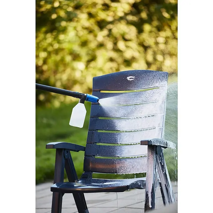 Nilfisk Detergente para plásticos Rattan & Plastic Cleaner - 2,5 l - Producto en uso