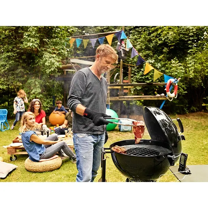 Weber Barbacoa redonda con tapa Master Touch GBS - Negro, Superficie parrilla: Ø 57 cm - Producto en uso
