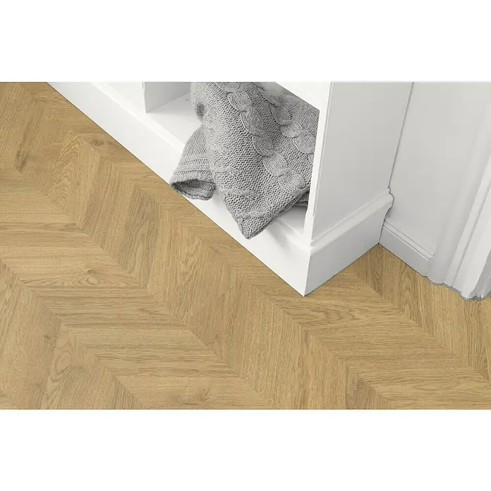 Egger Home Laminat Weinburg Eiche hell - 1.292 x 327 x 8 mm, Fischgrät - Stimmungsaufnahme