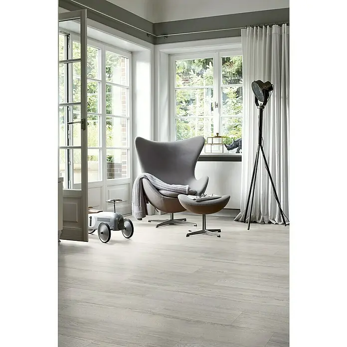 Egger Home Laminat Elva Eiche grau - 1.292 x 193 x 10 mm, Landhausdiele - Stimmungsaufnahme