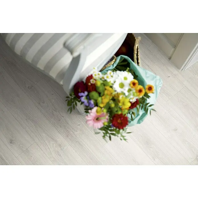 Egger Home Laminat Zermatt Eiche hell - 1.292 x 193 x 7 mm, Landhausdiele - Stimmungsaufnahme
