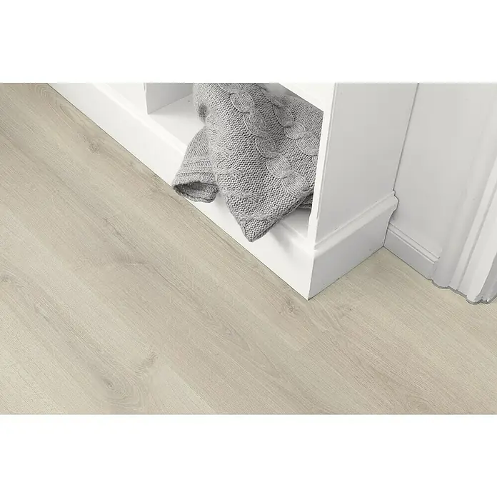 Egger Home Laminat Kolpino Eiche weiß - 1.292 x 193 x 8 mm, Landhausdiele - Stimmungsaufnahme