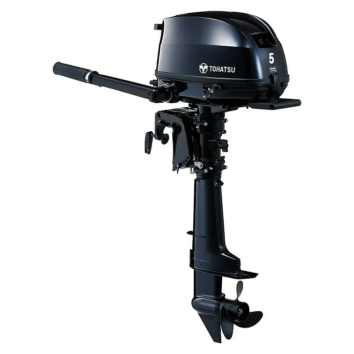 Tohatsu Außenbordmotor MFS 5 DSS - 3,7 kW, Pinnengriff, Kurzschaft, Seilzug, Externer Tank 12 l - Diagonale Ansicht