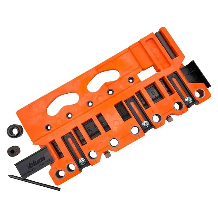 Blum Bohrlehre - 1 x Universal-Bohrlehre,  1 x Bohrtiefenanschlag ø 10 mm, 1 x Bohrtiefenanschlag ø 5 mm, 1 x Körner ø 10 mm, 1 x Körner ø 5 mm - Diagonale Ansicht