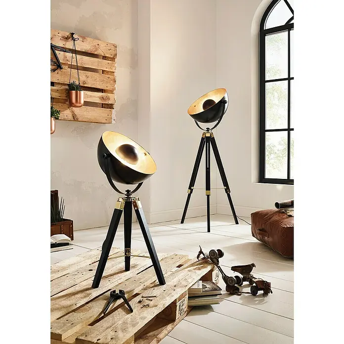 Eglo Tischleuchte Covaleda - 60 W, Gold, Schwarz, E27 - Zwei auffällige Stehlampen im Industriestil mit Stativbeinen und halbkugelförmigen Lampenschirmen, die ein warmes Licht ausstrahlen.