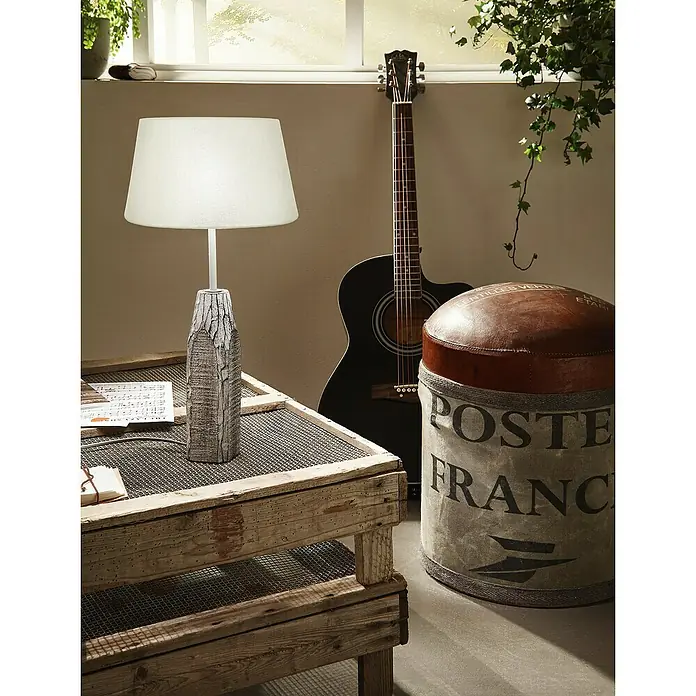 Eglo Lampenschirm 1+1 Vintage - Ø x H: 30 x 16,5 cm, Weiß, Leinen - Tischlampe mit Schirm und Holzfuß, daneben Hocker und Gitarre. Schafft eine gemütliche Atmosphäre im Raum.