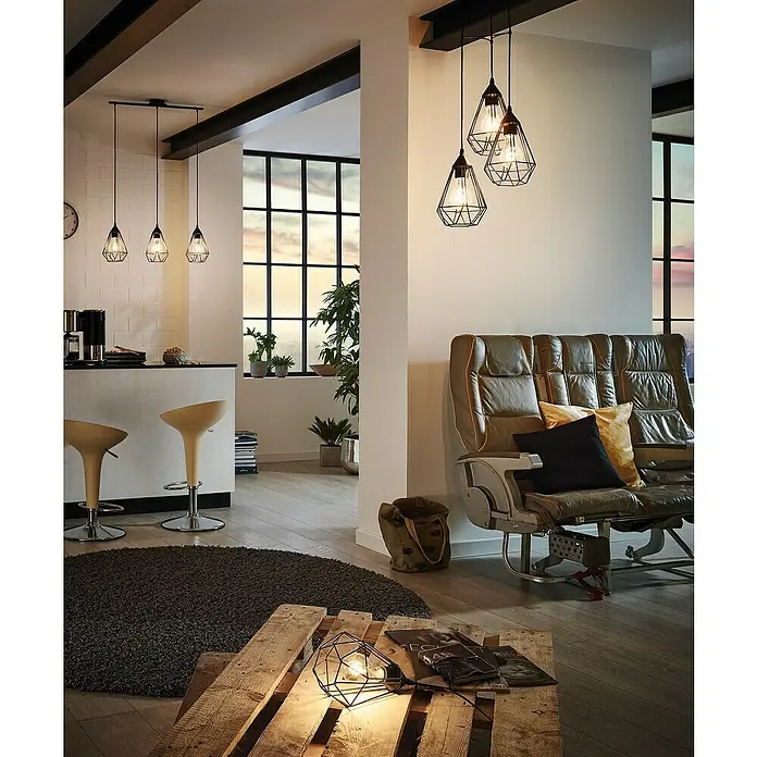 Eglo Tarbes Pendelleuchte - L x B x H: 79 x 17,5 x 110 cm - Elegante Pendelleuchten in modernem Design erhellen den Raum, während eine dekorative Tischleuchte auf einer Palette für stimmungsvolle Akzente sorgt.
