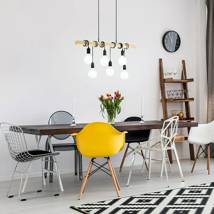 Eglo Townshend Visilica - Š x V: 10 x 110 cm - Moderna viseća svjetiljka sa šest žarulja pričvršćenih za komad svijetlog drveta visi iznad stola za blagovanje u svijetloj sobi.
