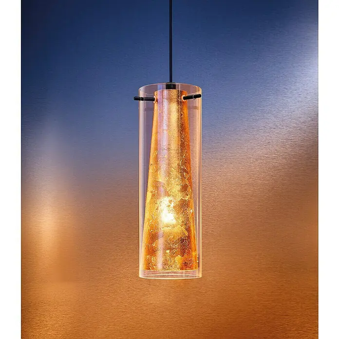 Eglo Pinto Gold Pendelleuchte - Höhe: 110 cm, Max. Systemleistung: 60 W - Nahaufnahme einer Hängelampe mit einem transparenten, zylindrischen Schirm und einem goldenen, konischen Einsatz.