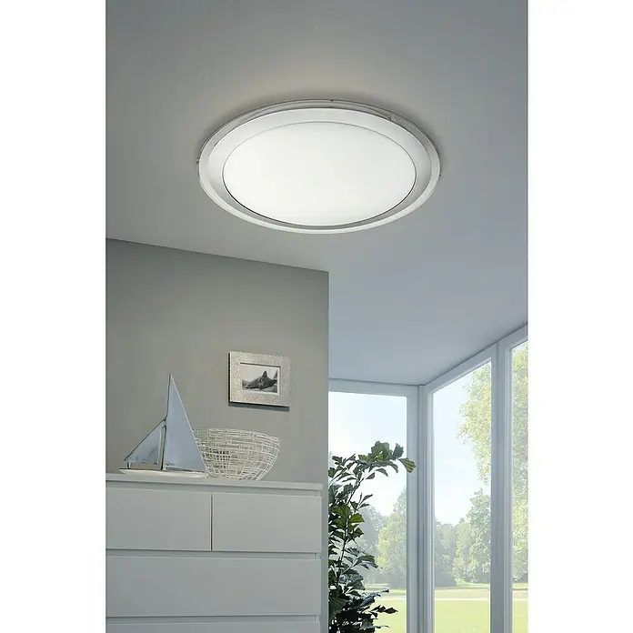 Eglo Connect LED-Wand- & Deckenleuchte Competa-C - 17 W, Weiß, Tageslichtweiß - Ein weißes, rundes Deckenlicht mit silbernem Rahmen strahlt hell an der Decke und sorgt für moderne Beleuchtung im Raum.
