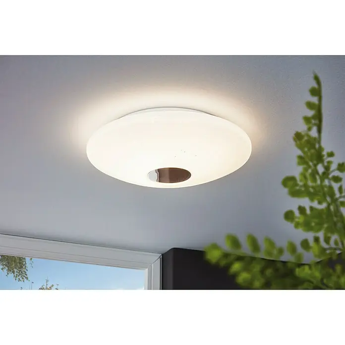 Eglo Connect LED-Wand- & Deckenleuchte Voltago-C - 17 W, Weiß, Tageslichtweiß - Nahaufnahme einer runden, weißen Deckenleuchte mit Chromdetail, die ein helles, warmes Licht in einem modernen Raum spendet.