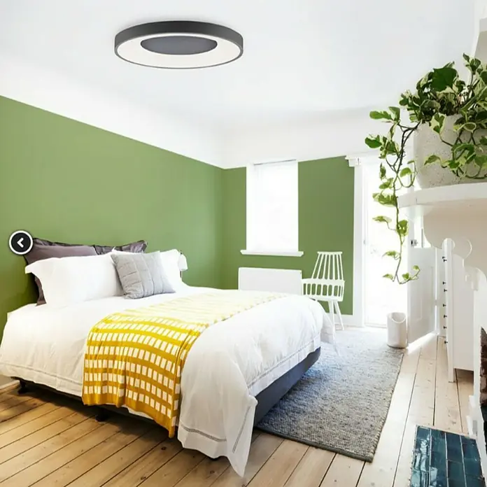 LeuchtenDirekt LED stropna svjetiljka Anika - 60 W, Crne boje, Topla bijela - Moderna spavaća soba s kružnom stropnom svjetiljkom, koja pruža svijetlo i ugodno osvjetljenje te stvara elegantnu atmosferu.