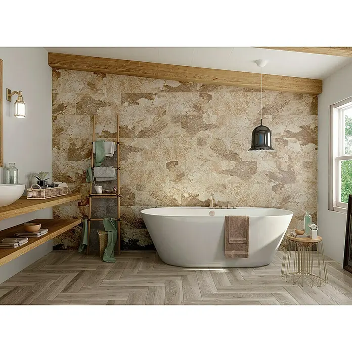 Pavimento porcelánico Stone - 30 x 60 cm, Tierra, Rústico - Un baño moderno con una bañera exenta y detalles de madera que crean un ambiente cálido y acogedor.