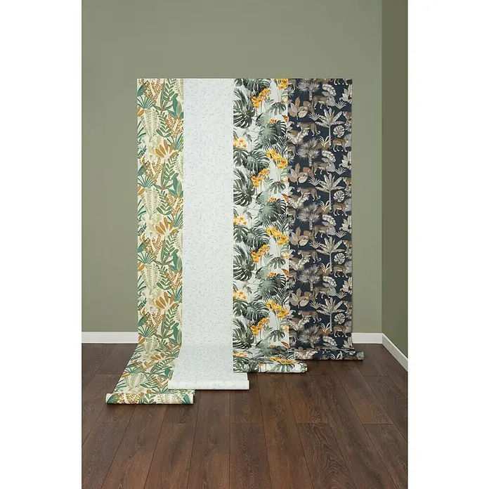 Papel pintado Botánico con hojas - Verde, Motivo decorativo, 10 x 0,53 m - Selección de rollos de papel pintado con diseños tropicales apoyados contra una pared verde oliva, aportando un toque exótico.