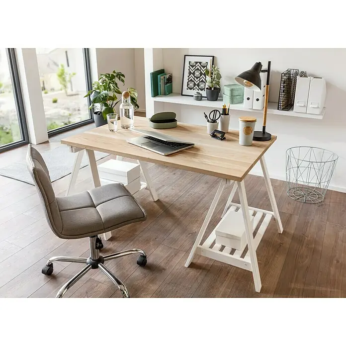Tischplatte - Eiche, 120 x 80 x 2,6 cm - Ein heller Holzschreibtisch mit weißen Beinen und einem grauen Bürostuhl in einem modernen Arbeitszimmer. Eine Lampe und Deko-Elemente schmücken den Tisch.