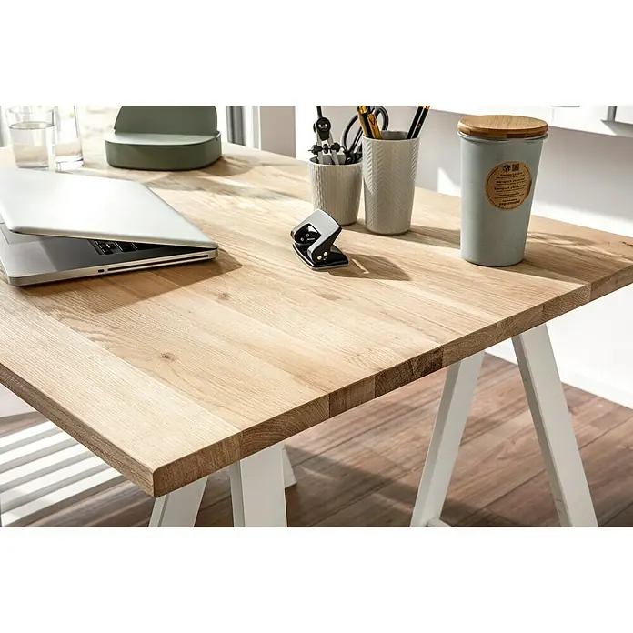 Tischplatte - Eiche, 120 x 80 x 2,6 cm - Detailaufnahme eines Schreibtisches aus Holz mit Büromaterialien, Laptop und Getränk auf weißem Untergestell.