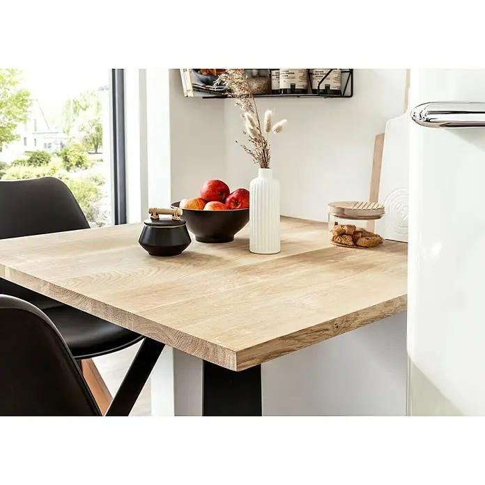 Tischplatte - Eiche, 80 x 80 x 2,6 cm - Nahaufnahme eines stilvollen Holztisches mit Dekorationselementen wie Obstschale und Vase in einem modernen Küchenambiente.