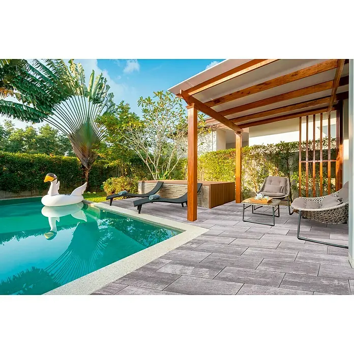 Seesteiner Terrassenplatte Piazza - L x B x S: 50 x 25 x 4 cm, Anthrazit, Beton - Einladende Außenanlage mit stilvollem Pflaster, Pool und Lounge-Bereich. Das Pflaster sorgt für eine moderne und elegante Optik im Garten.