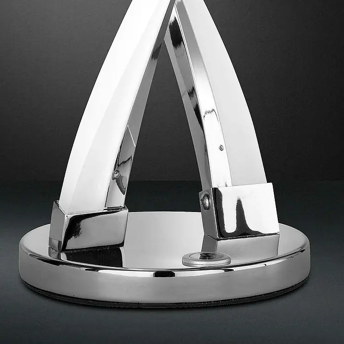 WOFI Idana LED-Tischleuchte - 8 W, L x B x H: 14 x 14 x 44 cm, Chrom, Warmweiß - Nahaufnahme einer modernen Chrom-Tischleuchte mit einem markanten, dreieckigen Design, das Eleganz und Stil in jeden Raum bringt.