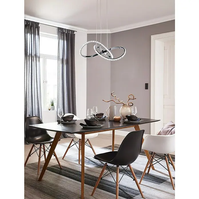 WOFI LED-Pendelleuchte Prisma - Höhe: 120 cm - Ein Esszimmer mit einem modernen Esstisch und einer auffälligen, kreisförmigen Hängeleuchte, die das stilvolle Ambiente hervorhebt.