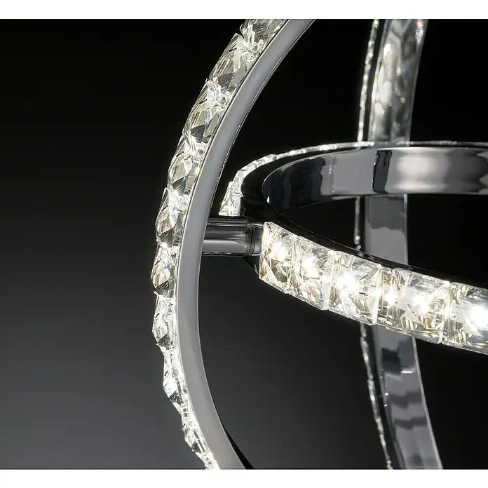 WOFI Harley LED-Pendelleuchte - Höhe: 150 cm - Nahaufnahme einer modernen Chrom- und Kristallleuchte mit strahlenden Lichtreflexionen und elegantem Design vor dunklem Hintergrund.