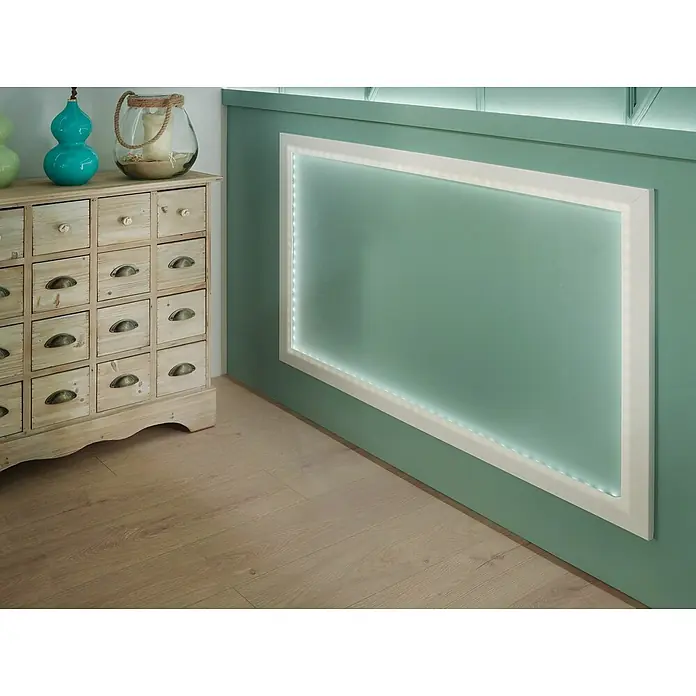 Paulmann LED-Band YourLED Eco - 1 m, Warmweiß, 2,4 W - Kommode aus hellem Holz mit vielen Schubladen und dekorativen Gläsern, vor einer grünen Wand mit weißem Rahmen und LED-Beleuchtung.