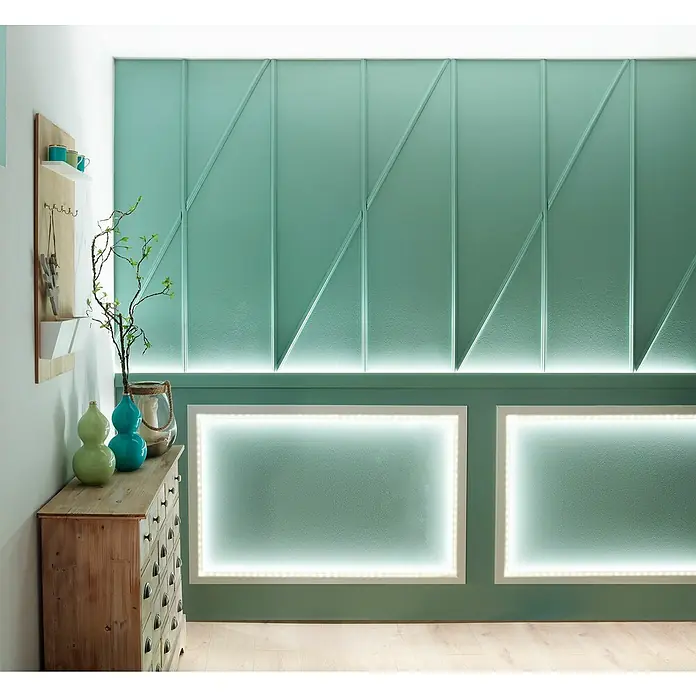 Paulmann LED-Band YourLED Eco - 1 m, Warmweiß, 2,4 W - Eine Nahaufnahme einer mintgrünen Akzentwand mit geometrischen Formen, die mit LED-Leuchten hervorgehoben werden, schafft ein modernes Ambiente.