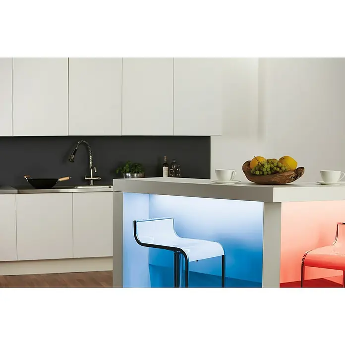 Paulmann LED-Band Strip RGB - 5 m, Lichtfarbe: RGB, 20 W - Küchentheke mit LED-Beleuchtung und Barstühlen. Die Theke ist mit Obst und Tassen dekoriert, während die Beleuchtung blau und rot leuchtet.