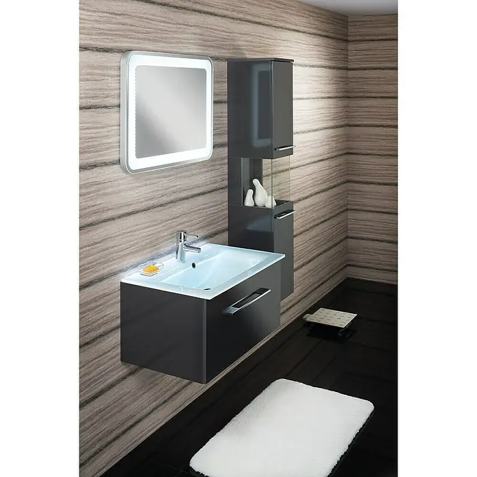 Camargue Stella LED-Lichtspiegel - 80 x 60 cm, Mit Kippschalter, Mit abgerundeten Kanten - Modernes Badezimmer-Interieur mit einem beleuchteten Spiegel, einem Waschtisch mit Unterschrank und einem passenden Hochschrank in dunklem Anthrazit.
