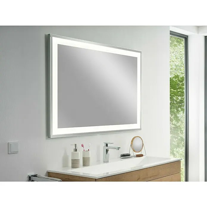 Camargue Stella LED-Lichtspiegel - 120 x 84 cm, Mit Kippschalter, Mit eckigen Kanten - Ein moderner, rechteckiger Badezimmerspiegel mit integrierter LED-Beleuchtung hängt über einem Waschbecken mit Armaturen.
