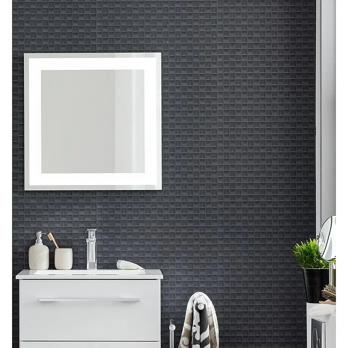 Camargue Fresh LED-Lichtspiegel - 60 x 60 cm, Mit Kippschalter, Mit eckigen Kanten - Badezimmerinterieur mit einem beleuchteten Spiegel über einem weißen Waschtisch mit Armaturen und Accessoires vor einer dunklen Mosaikfliesenwand.