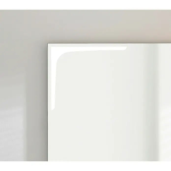 Camargue LED-Lichtspiegel Stella Style - 120 x 80 cm, Mit Kippschalter - Nahaufnahme eines modernen, weißen Spiegels mit abgerundeten Ecken, der an einer hellen Wand hängt und Licht reflektiert.