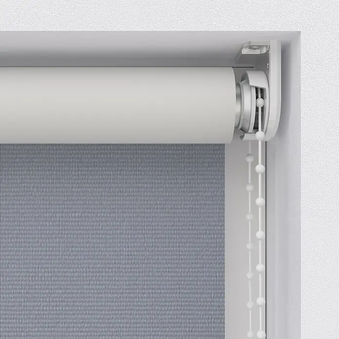 Expo Ambiente Rollo Verdunkelung - B x H: 210 x 190 cm, Grau - Nahaufnahme einer Rollgardine mit grauem Stoff und weißer Aufrollmechanik im weißen Fensterrahmen.