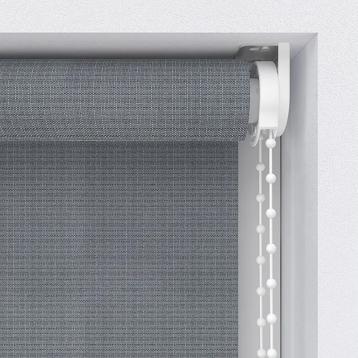 Expo Ambiente Rollo - B x H: 100 x 190 cm, Stahlgrau - Detailaufnahme einer grauen Rollo mit Kettenzug in einem weißen Fensterrahmen, die Textur des Stoffes und die Mechanik des Rollos betonend.