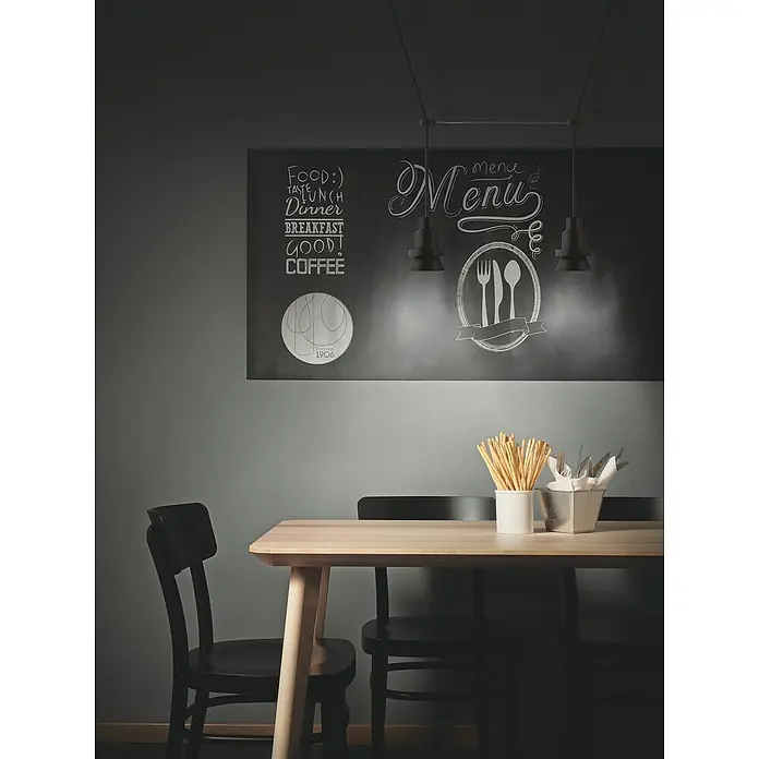 Ledvance LED-Pendelleuchte rund - Ø x H: 68 mm x 208,4 cm, Schwarz - Einladender Essbereich mit Holztisch, Stühlen und einer Tafel mit Menü, beleuchtet durch Pendelleuchten.