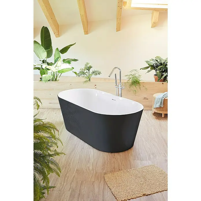 Freistehende Badewanne Torino - L x B: 170 x 80 cm, 268 l, Sanitäracryl, Schwarz/Weiß - Freistehende Badewanne in einem Badezimmer mit Holzfußboden und Pflanzen.