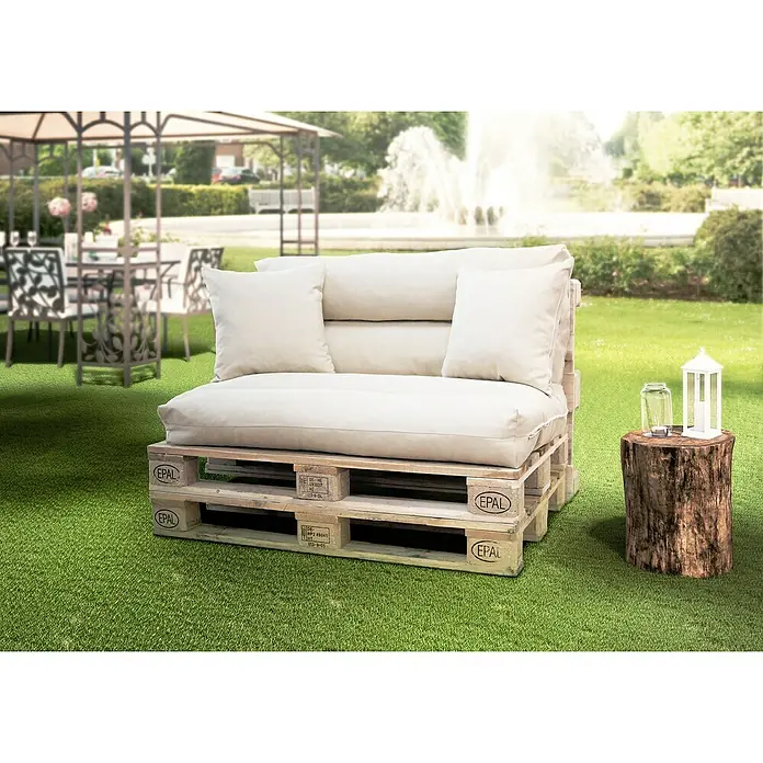 Set cojines para palet de acabado liso - 120 x 80 x 20 cm, Beige - Acogedora zona de estar con un sofá de palets y una mesa auxiliar de tronco de árbol en el jardín. La estructura del palet soporta cojines suaves y claros.