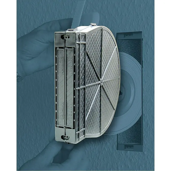 Schellenberg Recogedor de cinta de persiana Maxi - Distancia entre orificios: 105 mm, Anchura de la correa: 23 mm - Primer plano de un respiradero con un diseño circular único y un aspecto moderno e industrial, resaltado por su superficie texturizada.