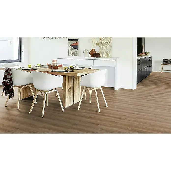 Tarkett Suelo de vinilo Starfloor click Ultimate 30 Roble Vermont - 1.213 x 178 x 5 mm, Efecto madera - Comedor acogedor con una mesa de madera y sillas modernas, complementado por un elegante suelo de vinilo que imita la madera.