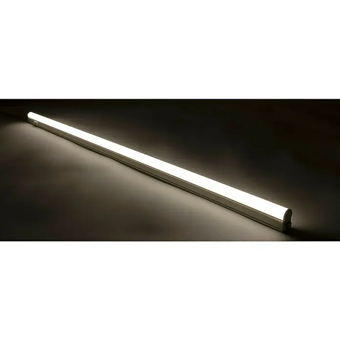 Ritter Leuchten Podelementna LED svjetiljka - 10 W, Duljina: 88,5 cm, Neutralno bijelo - Krupni plan svijetle, izdužene LED svjetiljke koja leži na tamnoj površini, emitirajući toplu, ujednačenu svjetlost.