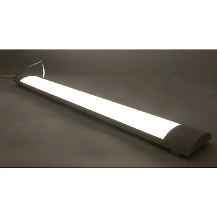 Ritter Leuchten LED-Lichtleiste Cristal - 35 W, Weiß, Länge: 91,3 cm, IP20 - Nahaufnahme einer modernen, leuchtenden LED-Leiste in einem schlanken, weißen Gehäuse, ideal für minimalistische Innenräume.