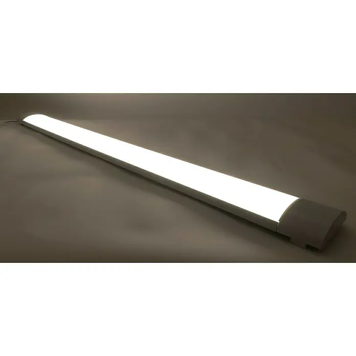 Ritter Leuchten LED-Lichtleiste Cristal - 48 W, Weiß, Länge: 121,3 cm, IP20 - Nahaufnahme einer LED-Röhrenleuchte, die auf einer neutralen Oberfläche liegt und ein helles, gleichmäßiges Licht abgibt.