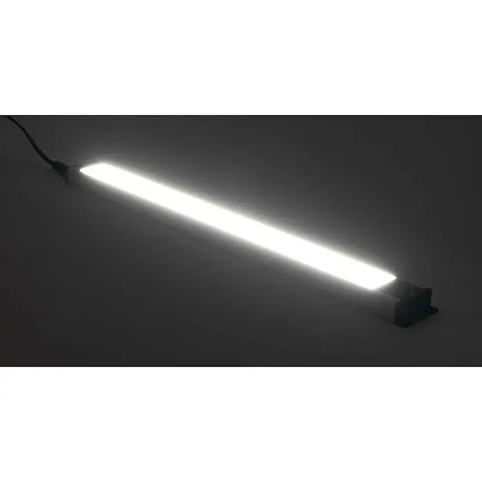 Ritter Leuchten LED-Unterbauleuchte Slim - 5 W, Länge: 32 cm, Aluminium - Ein rechteckiger LED-Balken strahlt helles Licht aus, das sich auf einer dunklen Oberfläche spiegelt und eine moderne Beleuchtungslösung darstellt.
