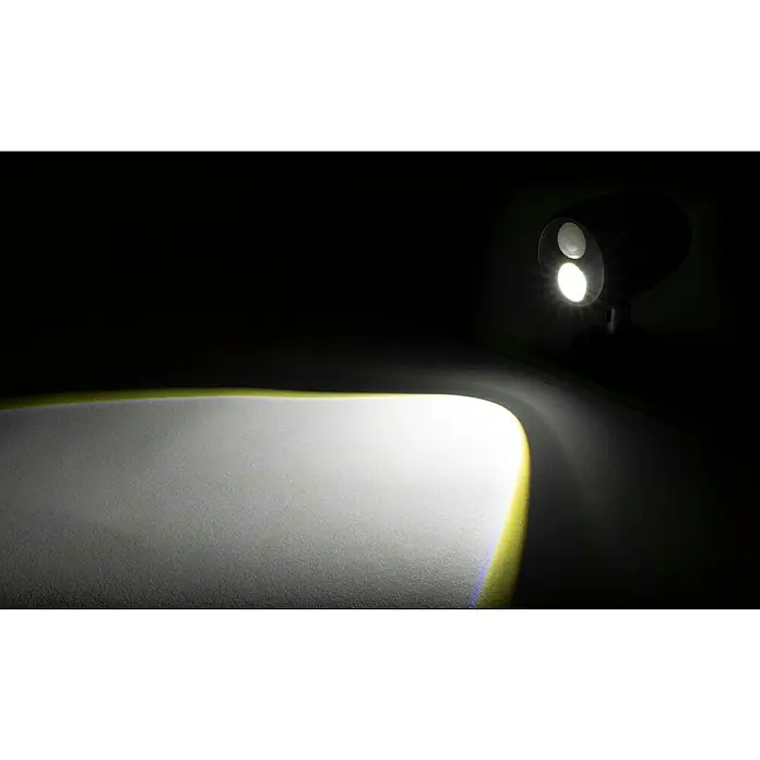 Ritter Leuchten LED reflektorok - 1W, Mozgásérzékelő - Ez a kép egy dupla LED reflektort mutat egy sötét szobában, amely egy fényes fénysugarat vetít egy felületre.