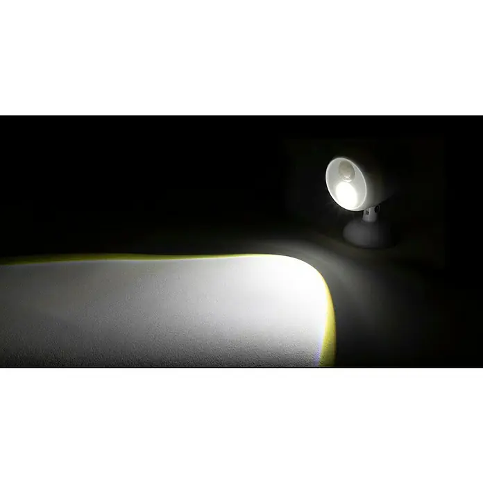 Ritter Leuchten LED reflektorok - 1W, Mozgásérzékelő - A képen egy megvilágított, kerek LED reflektor látható, amely fényes fényt terjeszt egy sötét szobában.
